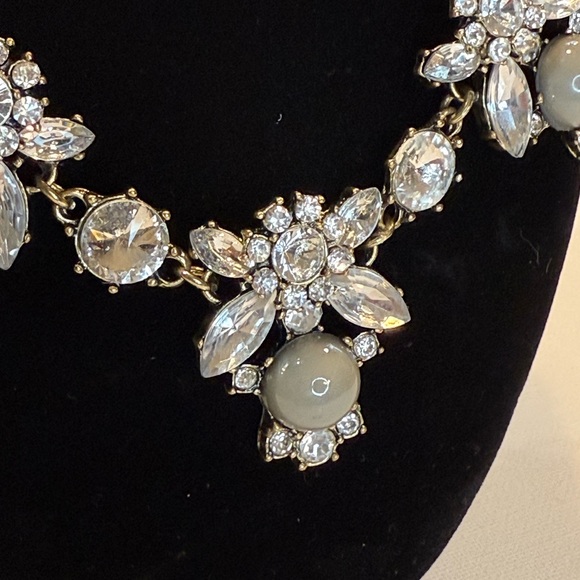 EUC! Elegant Vintage Gold and Silver Rhinestones Floral Necklace - Picture 6 of 8